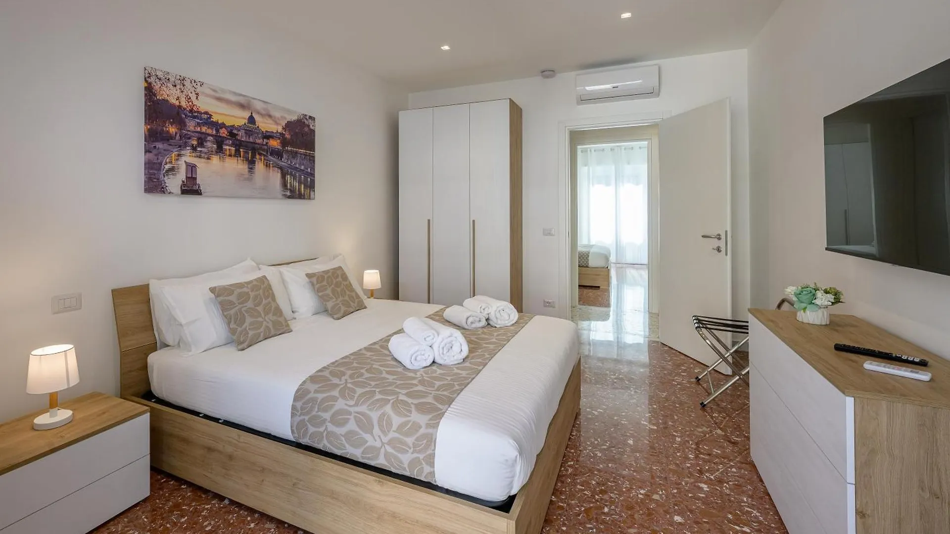 Luxury Domus- Metro Malatesta Roma 0*,  Italia